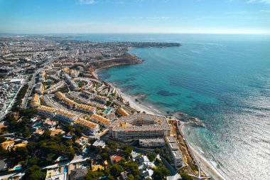 Dehesa de Campoamor ve Cabo Roig 'in manzaralı panoramik insansız hava aracı manzarası. Alicante, Costa Blanca, İspanya. Seyahat yerleri ve turizm konsepti