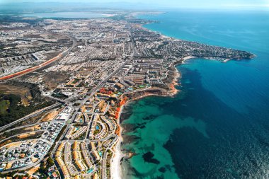 Dehesa de Campoamor ve Cabo Roig 'in manzaralı panoramik insansız hava aracı manzarası. Alicante, Costa Blanca, İspanya. Seyahat yerleri ve turizm konsepti