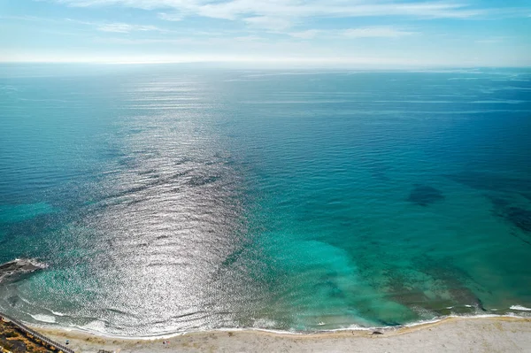 Malowniczy Panoramiczny Punkt Widzenia Drona Piaszczystej Plaży Jasnych Turkusowych Wodach — Zdjęcie stockowe