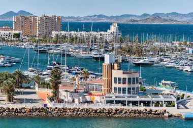 İspanya 'nın La Manga del Mar Menor kasabasında Marina. Murcia. İspanya