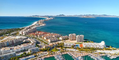 İspanya 'nın La Manga del Mar Menor kasabasındaki yat limanının insansız hava aracı bakış açısı. Murcia. İspanya