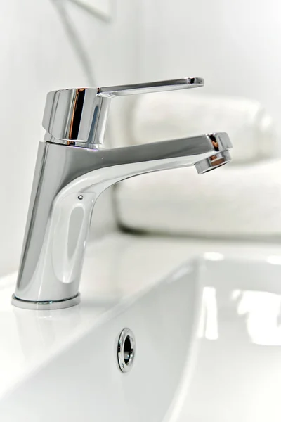 Stilvolles Weißes Waschbecken Und Metallischer Wasserhahn Badezimmer — Stockfoto