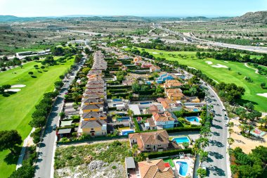 Güneşli yaz gününde, hava ve insansız hava araçları için golf sahası. İspanya, Costa Blanca