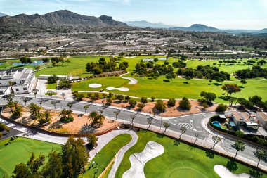 Güneşli yaz gününde, hava ve insansız hava araçları için golf sahası. İspanya, Costa Blanca