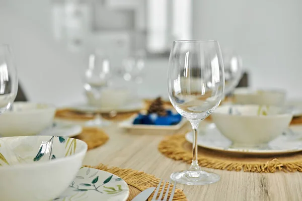 Close Copos Vinho Vazios Louça Está Pronto Para Almoço Servido — Fotografia de Stock