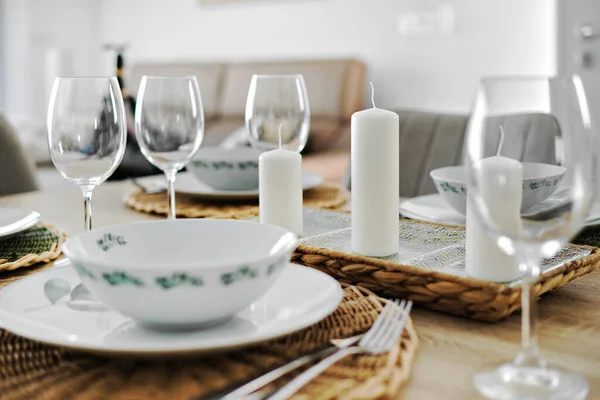 Prázdné Sklenice Víno Nádobí Připraven Obědu Podávané Jídelním Stole Bez — Stock fotografie