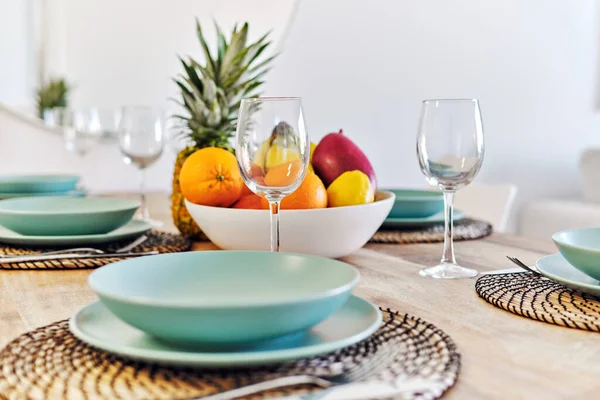 在饭桌上近距离拍摄热带水果 碗里盛着空杯子和盘子 在家里吃晚饭 — 图库照片