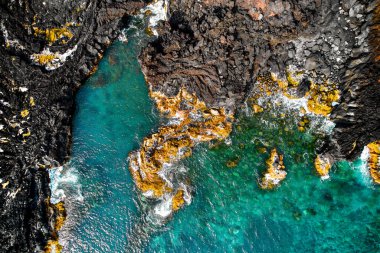 Havadan çekim, insansız hava aracı bakış açısı Azores 'in görsel doğası, Ponta Delgada' nın volkanik adası. Güneşli bir günde Atlantik Okyanusu manzarası ve uçurumlar. Sao Miguel, Azores, Portekiz