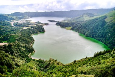 Azores, Sao Miguel 'deki Sete Cidades' in havadan çekilmiş resimli cenneti. Volkanik kraterler ve çarpıcı göller. Ponta Delgada, Portekiz. Doğal harikalar, dönüm noktaları ve turistik yerler.