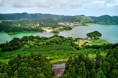 Azores, Sao Miguel 'deki Sete Cidades' in havadan çekilmiş resimli cenneti. Volkanik kraterler ve çarpıcı göller. Ponta Delgada, Portekiz. Doğal harikalar, dönüm noktaları ve turistik yerler.