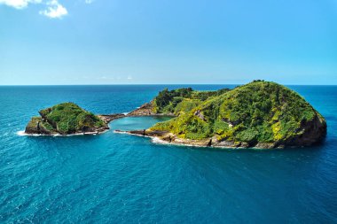 Vila Franca do Campo 'nun resimli adasının insansız hava aracı görüntüsü. Sao Miguel Adası, Azores, Portekiz. Doğa tarafından oyulmuş kalp. Kuş bakışı. Seyahat cazibesi ve doğal harikalar konsepti