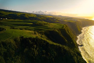 Hava görüntüsü, insansız hava aracı manzarası yeşil dağlar, uçurumlar ve Ponta Delgada Adası 'nın Atlantik Okyanusu. Azores, Portekiz. Kuş bakışı. Seyahat yerleri ve turizm konsepti