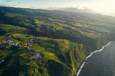 Hava görüntüsü, insansız hava aracı manzarası yeşil dağlar, uçurumlar ve Ponta Delgada Adası 'nın Atlantik Okyanusu. Azores, Portekiz. Kuş bakışı. Seyahat yerleri ve turizm konsepti