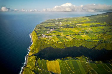 Hava görüntüsü, insansız hava aracı manzarası yeşil dağlar, uçurumlar ve Ponta Delgada Adası 'nın Atlantik Okyanusu. Azores, Portekiz. Kuş bakışı. Seyahat yerleri ve turizm konsepti