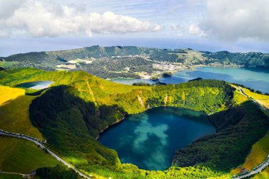 Havadan çekim, insansız hava aracı bakış açısı, Boca do Inferno. Volkanlardaki göller kraterler. San Miguel, Ponta Delgada Adası, Azores, Portekiz. Kuş bakışı. Şehir simgeleri ve doğal harikalar konsepti 