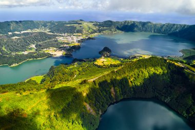Havadan çekim, insansız hava aracı bakış açısı, Boca do Inferno. Volkanlardaki göller kraterler. San Miguel, Ponta Delgada Adası, Azores, Portekiz. Kuş bakışı. Şehir simgeleri ve doğal harikalar konsepti 