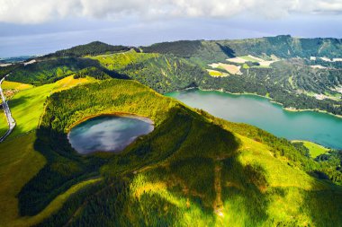 Havadan çekim, insansız hava aracı bakış açısı, Boca do Inferno. Volkanlardaki göller kraterler. San Miguel, Ponta Delgada Adası, Azores, Portekiz. Kuş bakışı. Şehir simgeleri ve doğal harikalar konsepti 