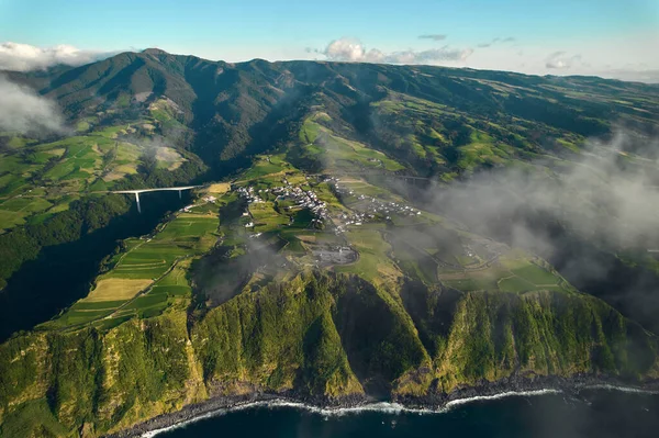 空中撮影 緑の山々 ポンタデルガダ島の大西洋と絵のような自然を眺められるドローンポイント ポルトガルのアゾレス諸島 鳥の目のビュー 旅行先と観光コンセプト — ストック写真