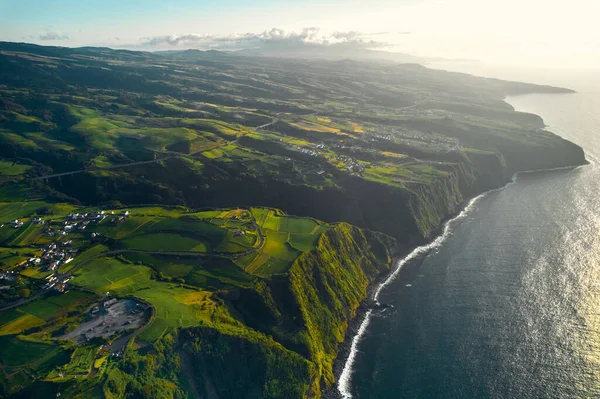 Hava Görüntüsü Insansız Hava Aracı Manzarası Yeşil Dağlar Uçurumlar Ponta — Stok fotoğraf