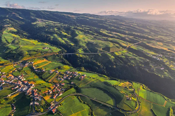 空中拍摄 无人驾驶的观点风景如画的自然与青山 悬崖和大西洋庞塔德尔加达岛 葡萄牙亚速尔鸟瞰 旅游目的地和旅游概念 — 图库照片