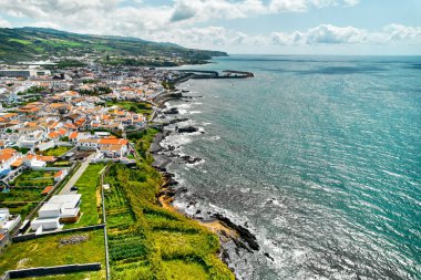 Ribeira Grande 'nin Ponta Delgada adasındaki insansız hava aracı görüntüsü. Sao Miguel, Azores, Portekiz. Seyahat yerleri ve turizm konsepti