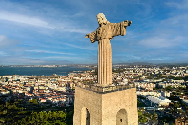 王キリストの聖域は ポルトガル アルマダに位置するリスボンの街を見下ろすイエス キリストの聖心に捧げられたカトリックの記念碑と神殿です — ストック写真