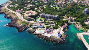 Güneşli yaz gününde Lizbon 'daki Cascais sahil beldesi. İnsansız hava aracı manzarası. Atlantik Okyanusu 'nun turkuaz suları, kayalık kıyı şeridi. Seyahat, turizm konsepti. Portekiz