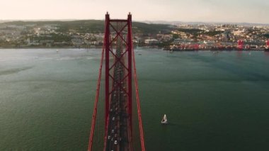 25 de Abril Köprüsü 'nün Tagus Nehri' ni geçerken çekilmiş görüntüsü Lizbon ve Almada şehrini birbirine bağlayan bir asma köprüdür. Güneşli bir yaz günü, yukarıdan manzara. Portekiz