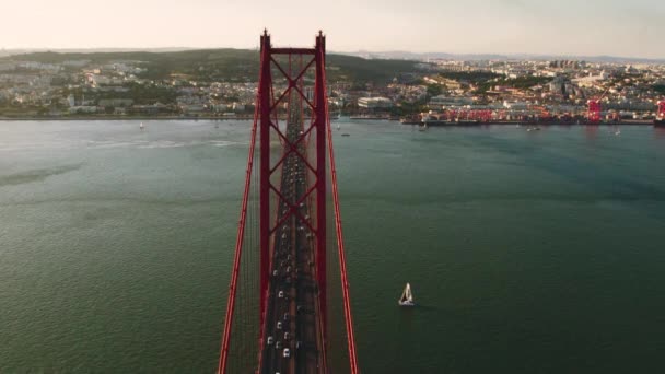 Съемка Воздуха Моста Abril Пересекающего Реку Тагус Представляет Собой Подвесной — стоковое видео