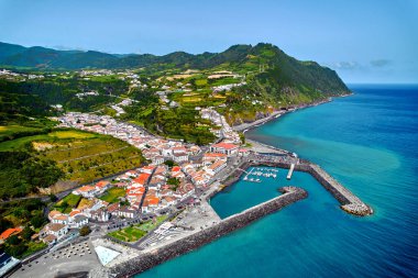 Povoacao şehir manzarası, Portekiz takımadalarındaki Sao Miguel adası. Limanı demirli tekneleri, çatıları ve çevresi yukarıdan yeşil tepelerle çevrili. Ponta Delgada. Portekiz