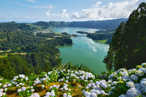 圣米盖尔亚速尔塞德斯的风景如画 阳光灿烂的日子里火山口和迷人的湖泊 Ponta Delgada 葡萄牙 自然奇观 地标和旅游景点概念 — 图库照片