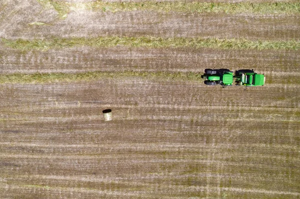 Saman Balyasıyla Traktörün Hava Görüntüsü Tarım Makineleri Tahıl Hasadından Sonra — Stok fotoğraf