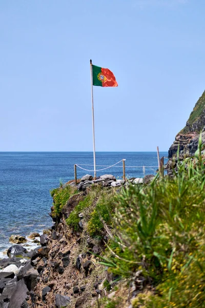 夏日阳光明媚的时候 在靠近大西洋的岩石悬崖边飘扬着葡萄牙国旗 没有人 葡萄牙圣米格尔岛亚速尔旅行和旅游概念 — 图库照片