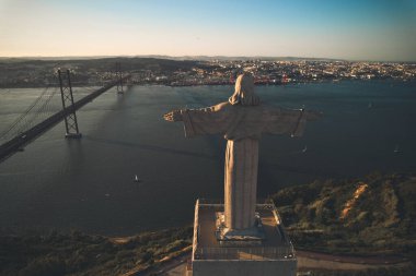 Hava manzaralı 25. Abril Köprüsü ve İsa Anıtı. Lizbon