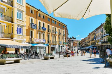 Segovia, İspanya - 28 Haziran 2021: Antik İspanya şehri Segovia 'nın Azoguejo Meydanı. Kastilya ve Leon. İspanya