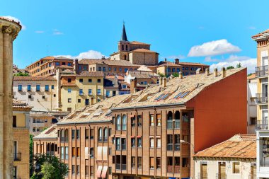 Güneşli yaz gününde İspanyol Segovia şehrinin mavi gökyüzü arka planında antik mimari. Kastilya ve Leon. İspanya