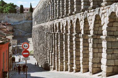 Segovia şehri ve ortaçağ antik Roma su kemeri. İspanyol simgesi, Kastilya ve Leon, İspanya. UNESCO mirası, seyahat kavramı