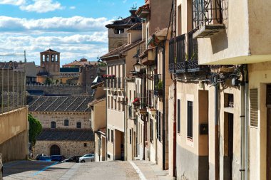 Güneşli yaz gününde İspanyol Segovia şehrinin mavi gökyüzü arka planında antik mimari. Kastilya ve Leon. İspanya