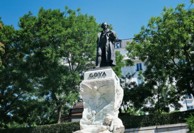 Madrid, İspanya: 30 Haziran 2021: Francisco de Goya anıtı, Aragonlu ressam Francisco de Goya 'ya adanmış bir İspanyol heykelidir. Simgeler konsepti