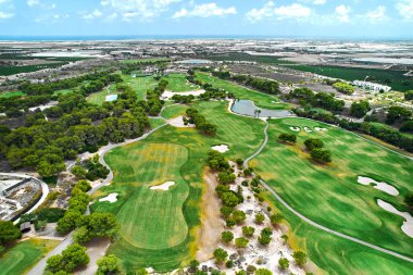 Güneşli yaz gününde, hava ve insansız hava araçları için golf sahası. İspanya, Costa Blanca