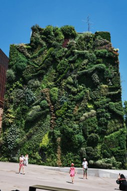 Madrid, İspanya - 30 Haziran 2021: CaixaForum Madrid, Paseo del Prado 'da La Caixa Bank sponsorluğunda bir müze ve kültür merkezidir. Herzog ve de Meuron tarafından inşa edilmiştir. Madrid, İspanya