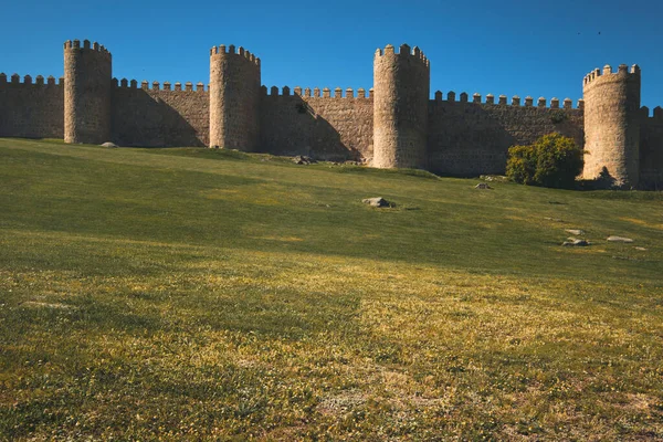 观赏阿维拉历史名城的城墙 在阳光明媚的日子里 在蓝天的映衬下 著名的防御工事 西班牙的地标在卡斯蒂利亚和里昂 教科文组织 西班牙 — 图库照片