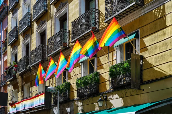 Размахивание Флажками Лгбт Здании Мадриде Время Празднования Гей Прайда Испания — стоковое фото