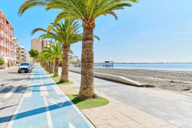 Güneşli yaz gününde San Pedro de Pinatar deniz manzarası. Murcia, İspanya