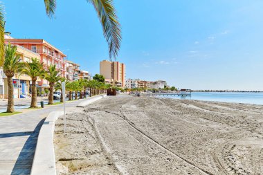 Güneşli yaz gününde San Pedro de Pinatar deniz manzarası. Murcia, İspanya