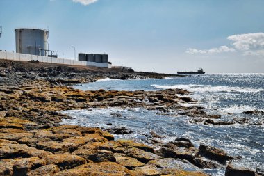 Atlantik Okyanusu kıyısındaki Lanzarote Adası 'nın yakıt üssü manzarası. Sanayi konsepti. İspanya 