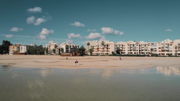 在阳光明媚的冬日里 位于马略卡岛北部美丽的白色沙滩上的阿尔库迪亚港的Playa Alcudia海滩 西班牙 — 图库视频影像