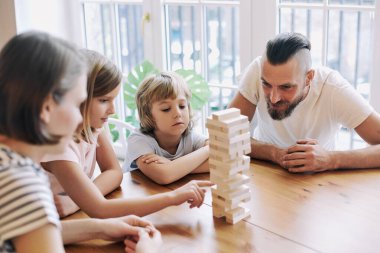 Küçük oğlu ve kızı olan genç ebeveynler, boş zamanlarında oyun oynamaktan, oyun bloklarını kaldırma oyunlarından hoşlanırlar. Hafta sonları evde oturma odasındaki hobide otururlar. Yavru büyümesi ve gelişimi