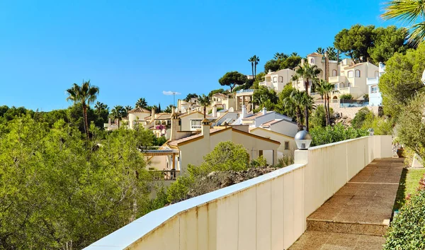 漂亮的西班牙白色住宅 在阳光明媚的夏日 现代别墅映衬着蓝天 旅游和房地产业 Costa Blanca阿利坎特省Villamartin区 图库图片
