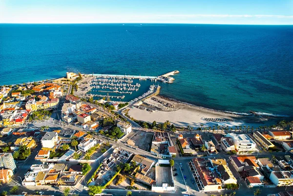 Torre de la Horada plajı, yukarıdan manzara. Güneşli bir günde deniz kenarına insansız hava aracı ve konut evleri çatıları. Costa Blanca, Alicante, İspanya. Seyahat ve tatiller